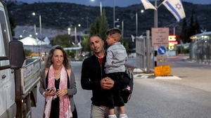 Yael Noy nimmt einen Vater und sein Kind an einem Checkpoint zwischen Israel und dem Westjordanland in Empfang