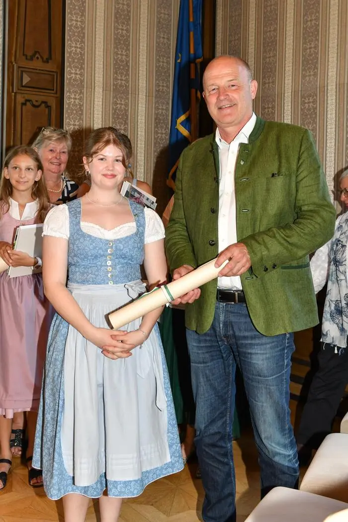 Kinderbürgermeisterin Romy Knauß mit Bürgermeister Hermann Trinker 