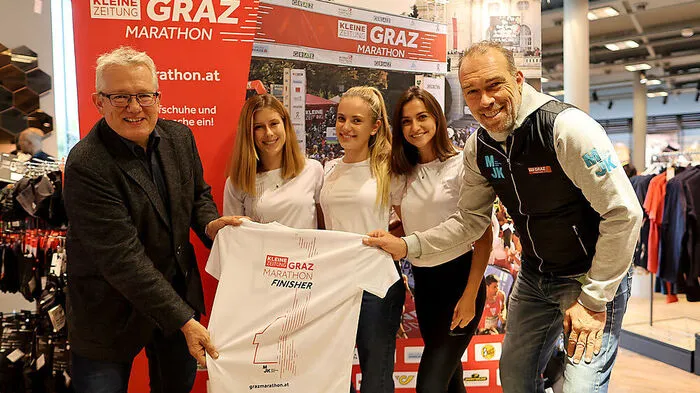 Kleine Zeitung-Geschäftsführer Mag. Thomas Spann (ganz links) und Organisator Michael Kummerer (ganz rechts) ließen sich die Startnummern-Vergabe im Gigasport am Freitag nicht entgehen.
