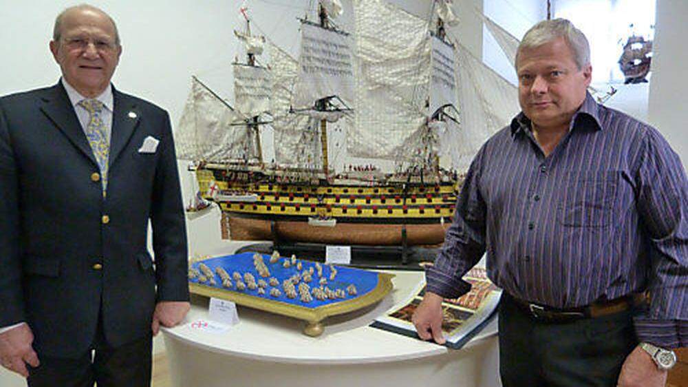 Schlossherr Andreas Bardeau (links) und Sammler Peter Wilowitzer mit Admiral Nelsons Flaggschiff