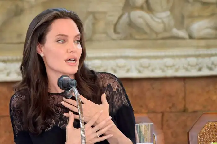 In dem für den Streaming-Dienst Netflix produzierten Drama hat Jolie als Regisseurin die Kindheitserinnerungen von Loung Ung nacherzählt. Loung Ung kämpfte in den 70er-Jahren als Kindersoldatin für das Regime der Roten Khmer in Kambodscha.