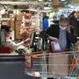 Die Maskenpflicht im Supermarkt bleibt bis auf Weiteres