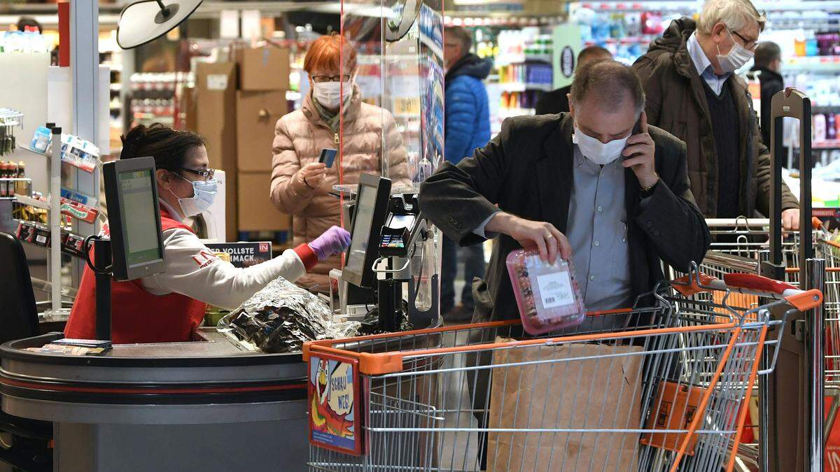 Die Maskenpflicht im Supermarkt bleibt bis auf Weiteres