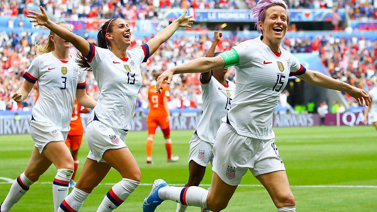 Die Weltmeisterinnen Megan Rapinoe (rechts) und Alex Morgan (Mitte) machen gegen den eigenen Verband ernst