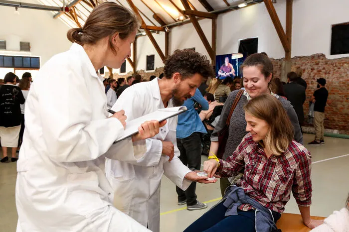 So wurden die Besucher Teil einer Performance. Inhaltlich spannte man dabei den Bogen von der Gründungsidee des sozialen Dienstleisters bis zu einem Ausblick auf die Zukunft.