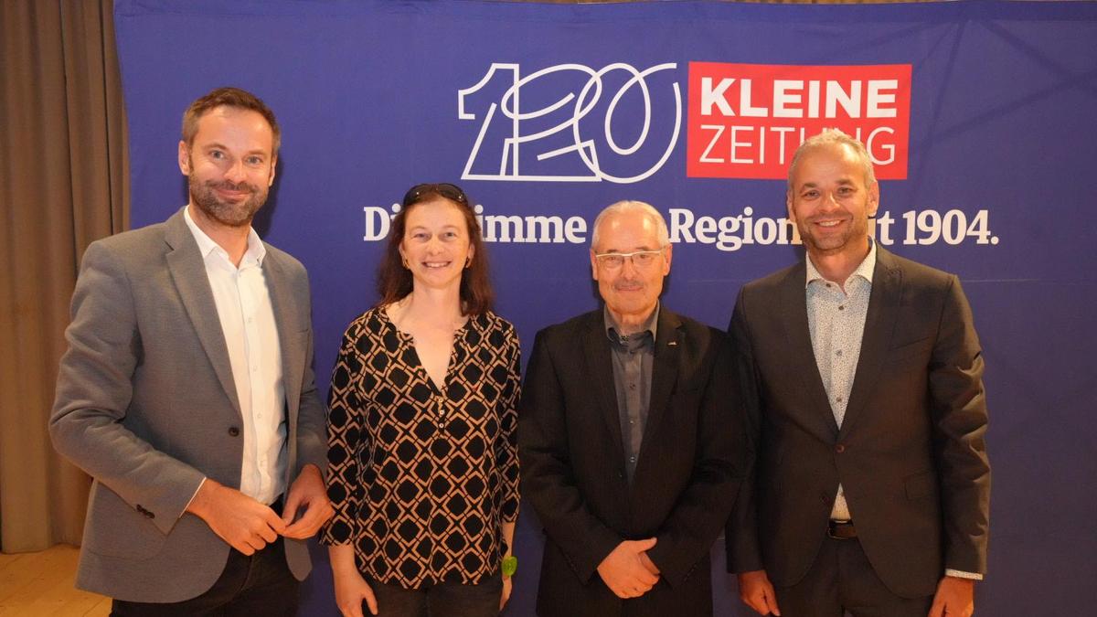 Wolfgang Fercher (links) und Oliver Bergauer (rechts) begrüßten Bettina Heinricher und Werner Frömel auf der Bühne