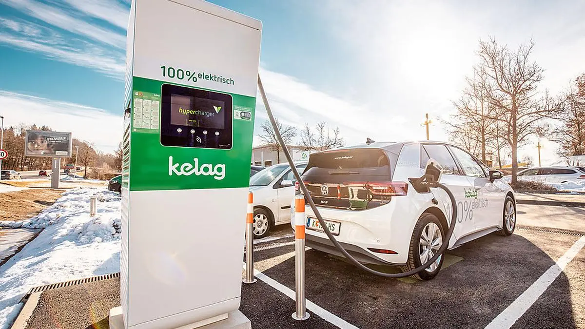 Hochleistungs-Ladehub mit vier leistungsstarken Schnellladesäulen