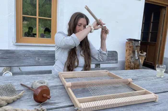 Hier verarbeitet sie 100 Jahre alten Flachs zu neuer Kleidung.