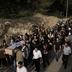 Trauergäste tragen den flaggenbedeckten Sarg der 22-jährigen Shani Louk bei der Beisetzung in Srigim, Israel