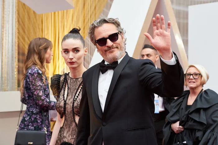 Dem Club der 20 Millionen gehört ebenso Oscar-Preisträger Joaquin Phoenix an, dem für seine Performance in "Joker 2" das große Geld winkt.