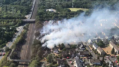 Bei dem Böschungsbrand am Dienstag wurden 32 Menschen verletzt