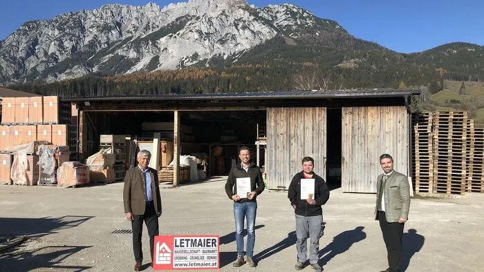 ERfolgreich. Egon Hierzegger, Baumeister Alfred Schnepfleitner, Simon Pretscherer (Maurer mit Auszeichnung) sowie Christian Hollinger (von links)