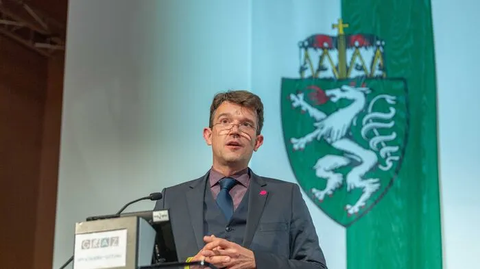 Philipp Pointner (Neos): "Den zentralen Baustein für die Verkehrswende sehen die Neos im öffentlichen Verkehr. „Wer Rad sagt, muss auch Öffis sagen“, so Neos-Chef Philipp Pointner. „Der Ausbau über die Stadtgrenzen hinaus ist im Sinne einer enkelfitten Verkehrspolitik unerlässlich.“ Ohne die Pendler-Problematik mitzudenken, könne keine Wende gelingen. Jedes zweite Auto pendelt täglich von außerhalb in die Stadt hinein – denen müsse man ein gutes Angebot machen. Welches, darüber diskutiert noch eine Expertengruppe bis Ende März. Deren Endbericht müsse Richtschnur für die Politik sein.