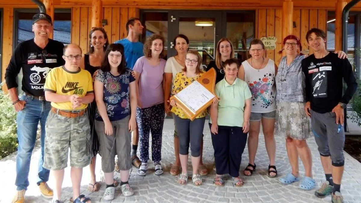 Wolfgang Dabernig (Radlwolf) und Michael Kurz bei der Übergabe der Veeh-Harfe