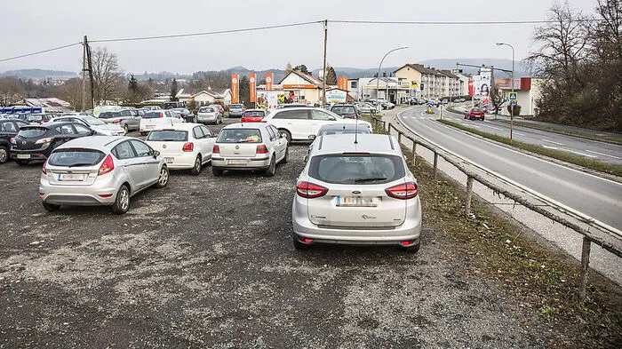 Auf dem Schotterparkplatz an der Umfahrungsstraße soll ein Fachmarktzentrum entstehen