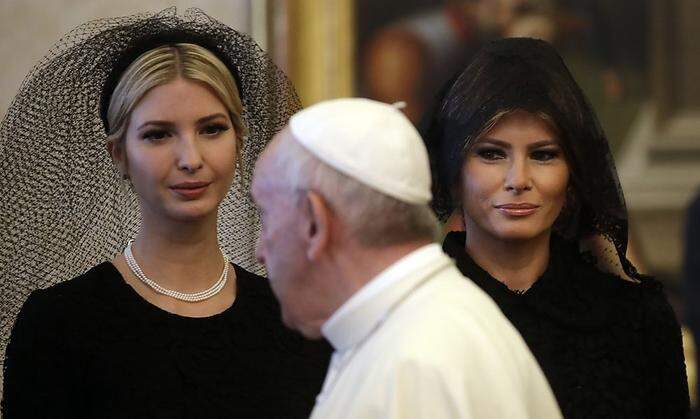 First Lady Melania bat den Papst um Segnung ihres Rosenkranzes