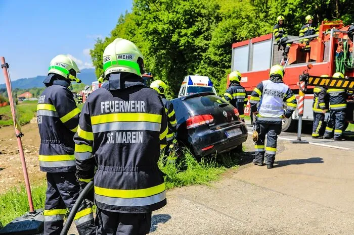 In den Unfall waren fünf Personen verwickelt, darunter zwei Kinder. Zwei Personen wurden unbestimmten Grades verletzt.