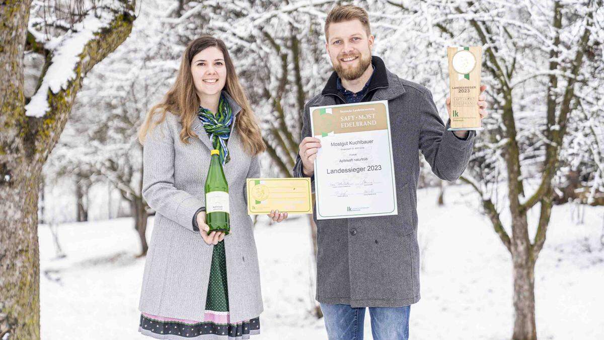 Julia und Michael Kuchlbauer aus Vorau freuen sich über den Landessieg mit ihrem &quot;Apfelsaft naturtrüb&quot;