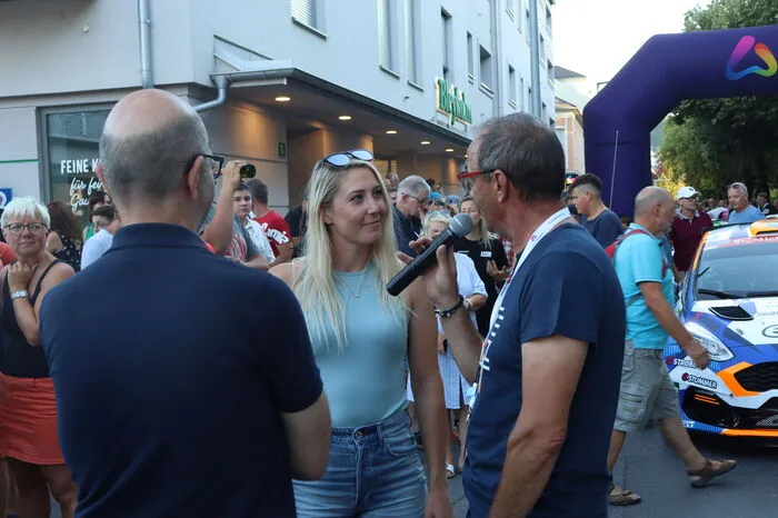 Den Auftakt der Rallye ließ sich auch die aus Kumberg stammende Skirennläuferin Conny Hütter nicht entgehen.