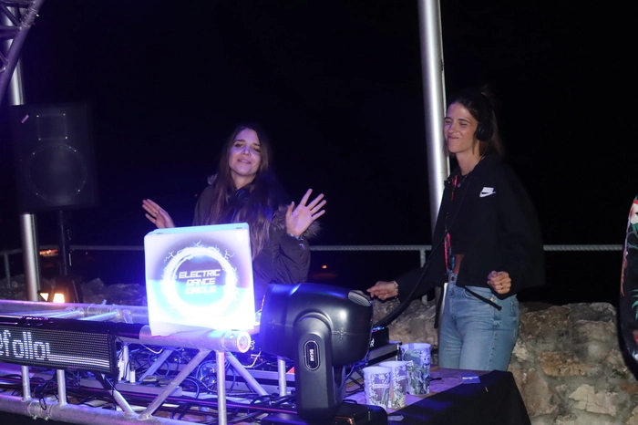 Das dynamische Schwesternduo „Lisana“ aus Graz heizte dem Publikum ordentlich ein.