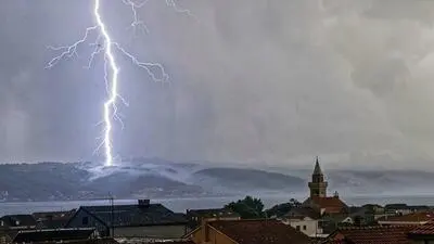 Auf der Insel Čiovo bei Split verursachte ein Blitzeinschlag einen Waldbrand