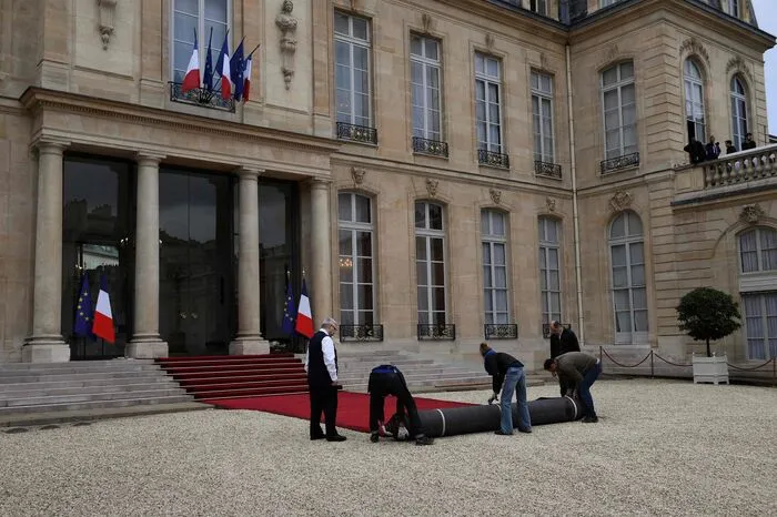 Aber zurück zum Anfang: Hier die letzten Vorbereitungen beim Pariser Elysée-Palast für den Empfang von Macron.