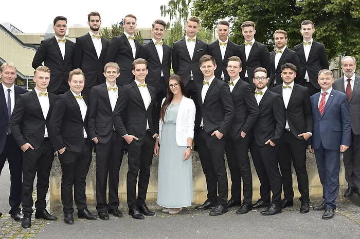 Die 5ahmbt-Klasse der HTL Weiz: Die Maturantin und Maturanten: Thomas Berghofer, Jakob M. Deimel, Florian Fadinger, Lukas K. Freiberger, Selina M. Grabner, Luca P. Güsser, Patrik Hödl, David Kainer, Daniel W. Kober, LeonKohlhofer, Manuel J. Kulmer, Mathias F. Pein, Florian Pösinger, Paul Rabitsch, Josef R. Seidl, Jakob I. Strempfl, Markus Trnovec, Marco Wippel.