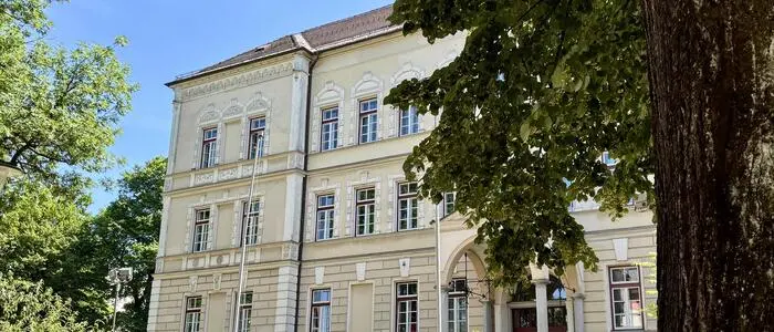 Blick schräg von der Seite auf ein gepflegtes älteres Gebäude