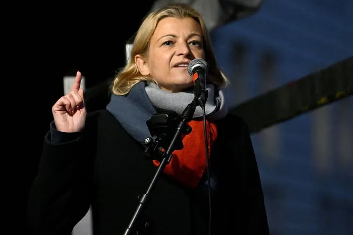 "Es geht um Anerkennung für Menschen, deren Arbeit essenziell ist für den Fortschritt einer menschlichen, sozialen Gesellschaft", sagte Barbara Teiber, Vorsitzende der Gewerkschaft GPA bei der Schlusskundgebung vor dem Kanzleramt.