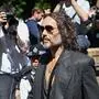 Russell Brand erschien mit Sonnenbrille und aufgeknöpftem Hemd am Southwark Crown Court in London