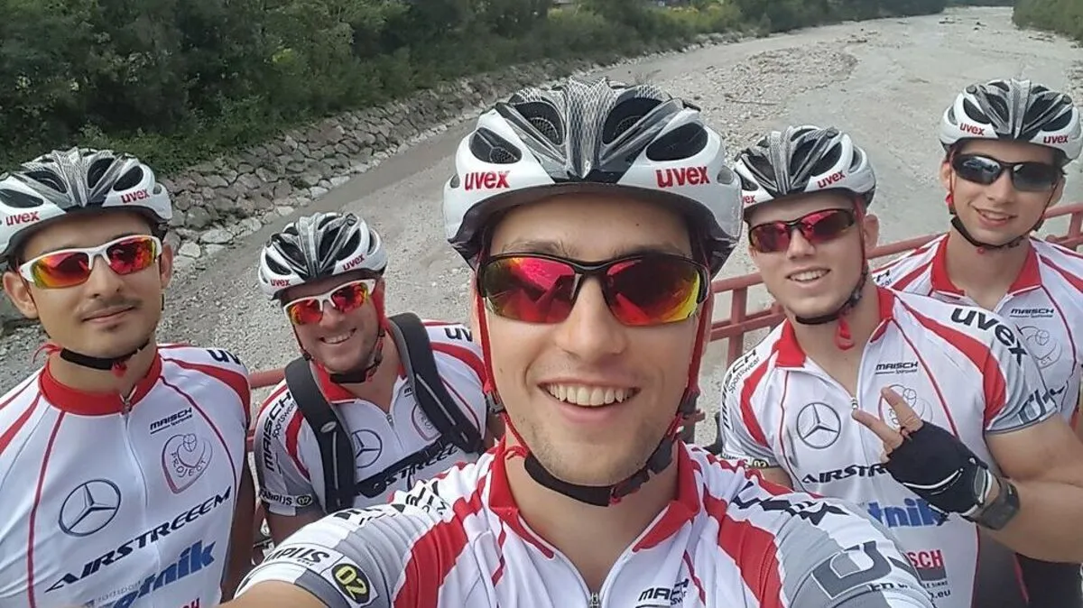 Severin Haidacher (M.) und seine Kumpels radeln derzeit nach Rom