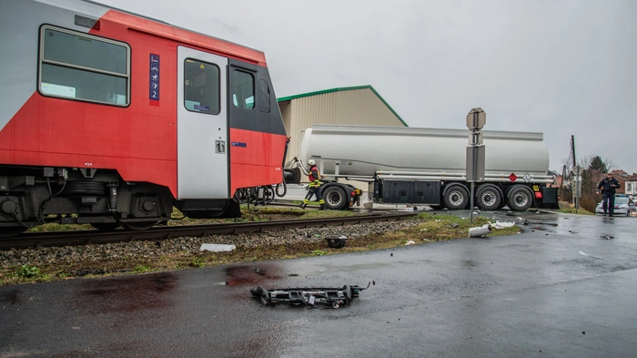 An einem unbeschrankten Bahnübergang im niederösterreichischen Horn stießen Freitagfrüh ein Zug und ein Gefahrengut-Lkw zusammen.