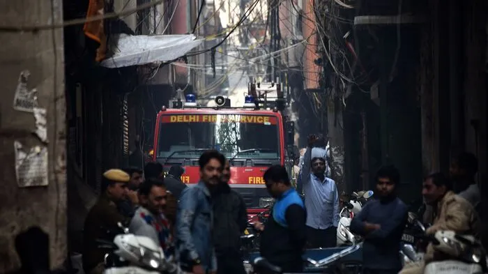 In den frühen Morgenstunden am Sonntag ist in einer Fabrik in einem Viertel in der Altstadt der indischen Hauptstadt Neu Delhi ein Feuer ausgebrochen.