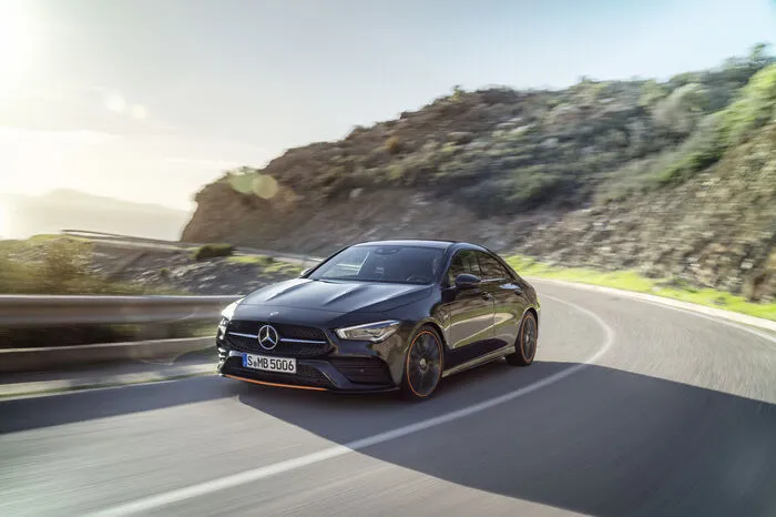 Sehen lassen kann sich auch das Interieur mit dem freistehenden Widescreen-Display, das von Mercedes Infotainment-System MBUX bespielt wird. Und das hat mit dem Interieur-Assistenten neue Tricks gelernt: Gestensteuerung zum Beispiel.