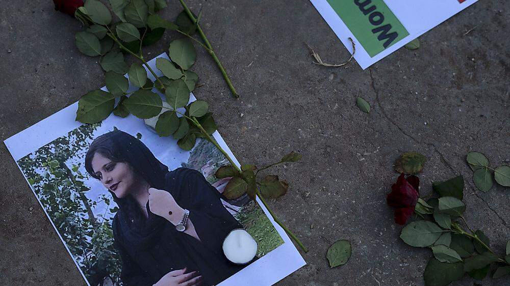 Die junge Kurdin war am 16. September gestorben, nachdem sie drei Tage zuvor in Teheran von der Sittenpolizei wegen des Vorwurfs festgenommen wurde, ihr Kopftuch nicht den Vorschriften entsprechend getragen zu haben