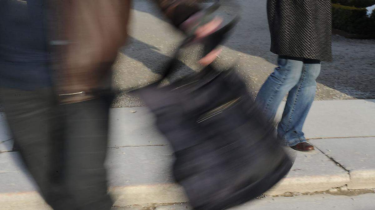 Sujetbild: Männer stahlen die Brieftasche des Opfers aus dessen Rucksack.