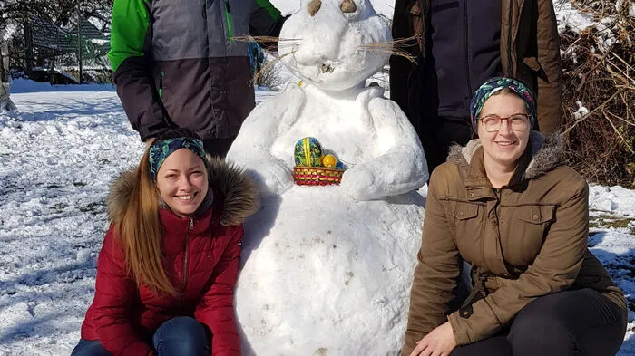 Einen Osterhasen aus Schnee bauten Sarah Deutschmann, Regina Krainer, Michael Schadler und Burim Doli.