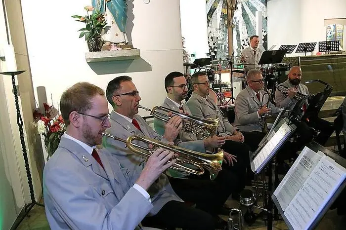 Die Musikerinnen und Musiker mit Obmann Florian Fauland und unter der musikalischen Leitung von Kapellmeister Žan Vranetič führten die Gäste mit ihren Darbietungen gefühlvoll in die vorweihnachtliche Zeit.