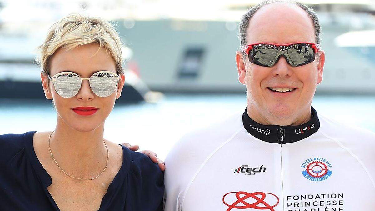 Fürst Albert von Monaco und seine Frau Charlene nach der 'Riviera Water Bike Challenge' in Monaco