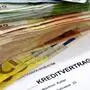 Geldscheine und ein Kreditvertrag | 13.000 Euro wollte das Inkassobüro vom Verstorbenen einkassieren