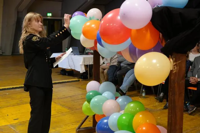 Auf dem Programm standen zwölf abwechslungsreiche Stücke, darunter bekannte Werke wie „Apollo 13“ oder „Piste frei für Karo-As“. Für besondere Heiterkeit im Saal sorgte die originelle „Luftballon Polka“, bei der Bettina Weigandt mit viel Taktgefühl bunte Luftballons zum Platzen brachte.