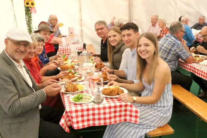 So kann man bei zehn Backhendl-Betrieben die knusprigen Backhendln sowie den süffigen Hendlwein und das Hendlbier verkosten.