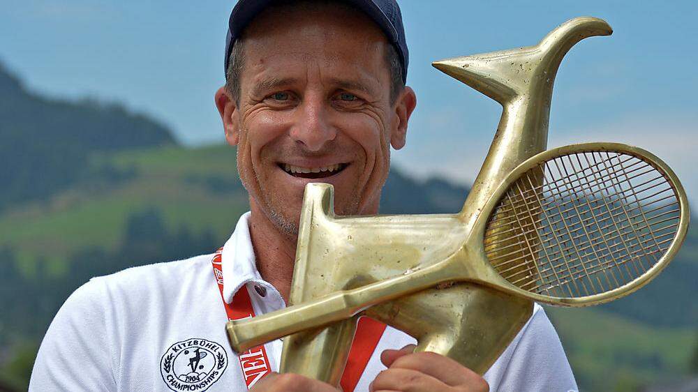 Der Kitzbühel-Turnierdirektor hält die begehrte Gams, die Siegertrophäe in der Hand