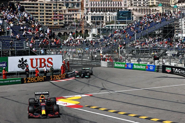 Nach zwei Siegen von Hamilton in Portugal und Barcelona raste Verstappen in Monte Carlo zu Platz eins. Da Hamilton nur Siebenter wurde, holte der Niederländer auf.