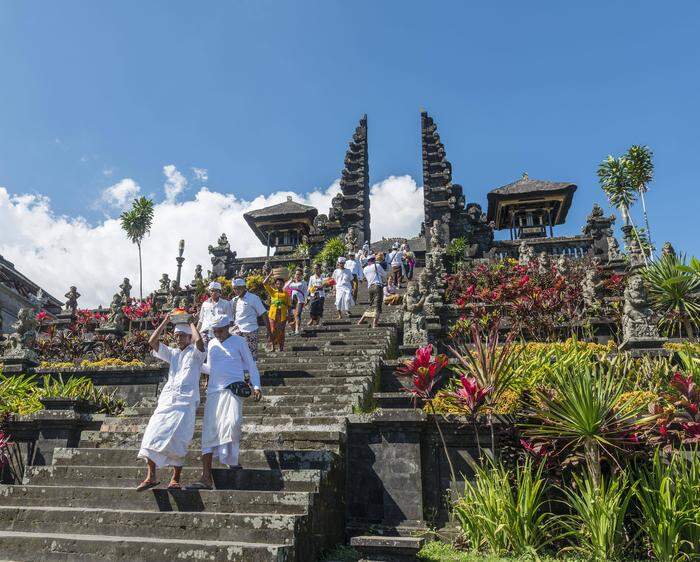 Balinesen unter dem Tor im Muttertempel Besakih 