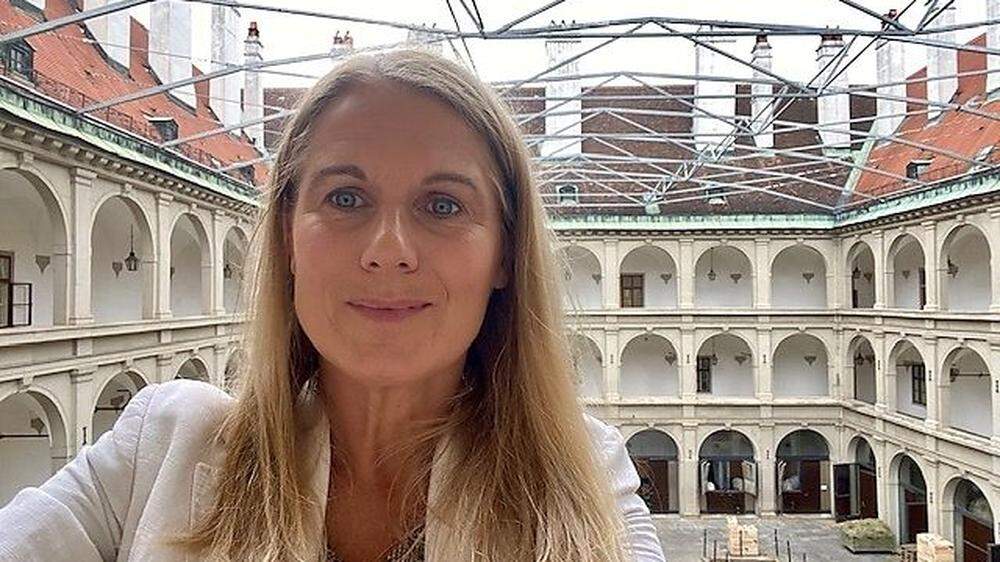 Elisabeth Grossmann: Tür an Tür mit den Lipizzanern in Wien