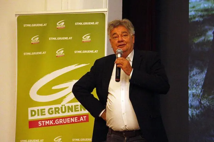 So konnte Fürstenfelds Gemeinderätin Heike Peinsipp „Grüne Festredner“ wie Landtagsabgeordnete Veronika Nitsche, Nationalratsabgeordneten Jakob Schwarz, Ulrike Lunacek (ehemalige Vizepräsidentin im Europaparlament) und Ex-Vizekanzler Werner Kogler, jetziger stellvertretender Klubobmann auf der Bühne begrüßen. 