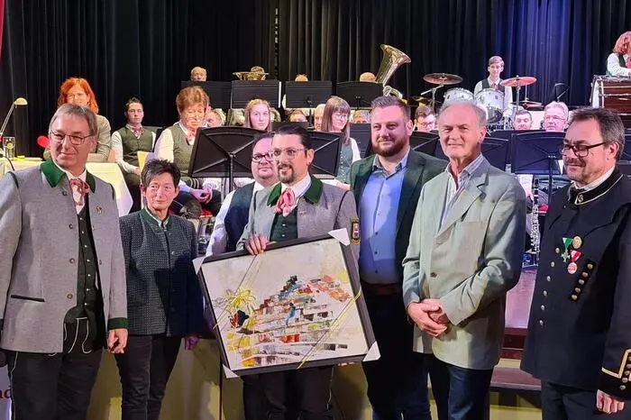 Kapellmeister Heribert Kranz präsentierte mit den 40 Musikerinnen und Musikern ein abwechslungsreiches Programm.