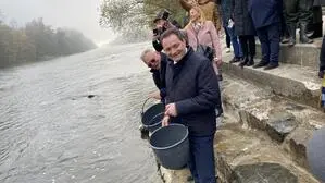 Unter großem Medienaufgebot entließen die Umweltminister Jože Novak (Slowenien) und Norbert Totschnig (Österreich) kürzlich 300 Störe in die Mur