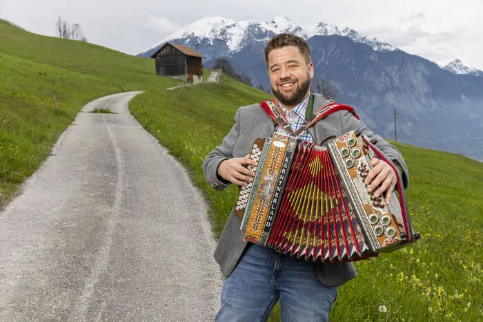 Der Tiroler Daniel züchtet mit seinem Bruder gemeinsam Tiroler Bergschafe. Der Spaß und die Musik dürfen nicht zu kurz kommen und wenn es passt, dann schwingt der 32-Jährige schon einmal das Tanzbein. Vorausgesetzt, er sorgt mit seiner Ziehharmonika nicht selbst für die Unterhaltung.